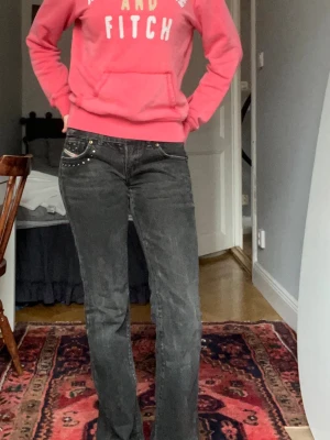 Diesel jeans - Svarta jeans från diesel med coola detaljer på fickorna.Mycket bra skick. Jag skulle säga att de är ganska smala i midjan och jeanstyget är inte alls medgivande. Säljer då de är för små men verkligen jättecoola. Skriv om ni har några frågor!