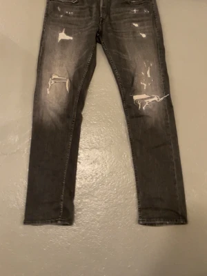 Grå replay jeans - Replay jeans i passform grover, gråa. W34. Midja rakt över 45-46cm Ytterbenslängd 106cm Benöppning 18cm