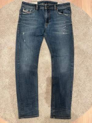 Diesel Thommer X Denimjeans - Säljer nu dessa riktigt feta Diesel jeansen, jeansen är straight leg, dessa jeansen har feta slitningar och en snygg blå tvätt, storleken är W34 nypris på dessa är 1500, vi säljer dem nu för 299, vid fler frågor eller funderingar kring mer bilder eller liknande är det bara att höra av sig / AC Fashion 🤝