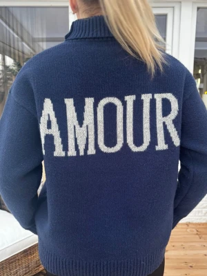 Stickad Polo-tröja - Super fin polo-tröja från Meet Me There i storlek xxs/xs💙 Tröjan är oversized och passar alla mellan xxs-M!! Säljer då den tyvärr inte kommer till användning.