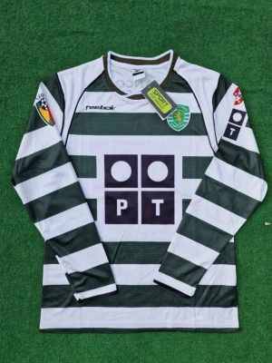 Sporting Lissabon långärmad matchtröja - Långärmad fotbollströja från Sporting Lissabon med gröna och vita horisontella ränder, klubbmärke på bröstet och stora tryck på både fram- och baksida. Nummer 28 och C. Ronaldo på ryggen. Tillverkad i lätt och ventilerande material.  Finns i olika storlekar!!! Pris kan diskuteras!!!