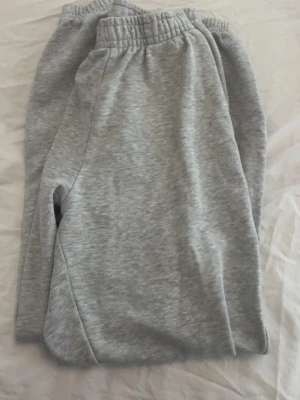 Gråa sweats  - Här är gråa mjukis byxor från Gina tricot! Perfekt för träning, att vara hemma, gå till skolan! 