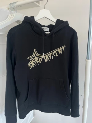 Saint Laurent Hoodie - Säljer denna riktigt feta Saint Laurent hoodien. Den är i riktigt bra skick och finns inga skador på den. Den är i storlek S men passar även XS. Hör av dig om du har några funderingar 