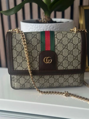  axelremsväska - . Perfekt för dig som gillar lyxiga accessoarer och tidlös design.