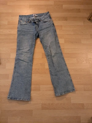 Blå bootcut jeans med låg midja från lager 157 stl. M - Säljer ett par ljusblå bootcut jeans med låg midja från lager 157 stl. M, väldigt bra skick och sitter fint på