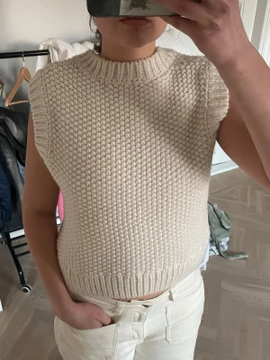 Snygg vit stickad väst - Supersnygg vit stickad väst 