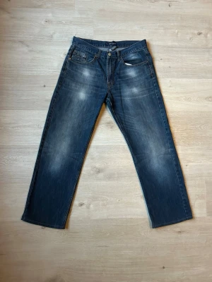 Blåa US Polo Assn Jeans Regular Fit W34 L32 - Fina US Polo Assn Jeans i blå färg. Jeansen är i mycket bra skick och sparsamt använda. |  Äkta som allt annat jag säljer! ✅ |  Storlek: W34 L32 | Skick: Mycket Bra Skick | Färg: Blå | Märke: U.S Polo Assn | Modell: Jeans |  Hör gärna av dig vid frågor så svarar jag så fort jag kan! 😁|   (Sku - 31)