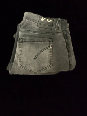 DONDUP - HEJ!  säljer mina dondup jeans!    Mitt pris=350kr     NYPRIS=4000kr.               Tveka ej att fråga om mer bilder osv!!!   Är öppen för pris förslag!