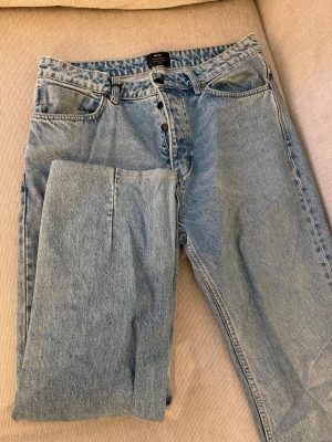 Ljusblå raka jeans från NEUW - Säljer ett par ljusblå jeans från NEUW med rak passform. Jeansen har klassisk femficksdesign, knappgylf och är tillverkade i 100% bomull för en skön vintagekänsla. Perfekta för dig som gillar en avslappnad och trendig stil. Inga skador, i mycket bra skick