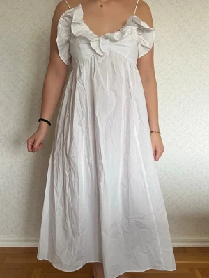 Lång sommar klänning - Lång vit klänning perfekt för sommaren och midsommar. Volang längst under bröstet. Ny med prislapp, bara testad.