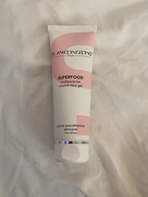 Superfood vitamin face gel  - Multipurpose ansiktsgel med vitaminer från Dr. Ankerstjerne. Tuben är vit med rosa detaljer och har en modern, skandinavisk design. Innehåller 50 ml och är framtagen för att ge fukt och lyster till huden. Perfekt för dig som vill boosta din hudvårdsrutin. Fick i min julkalender men har aldrig använt. 