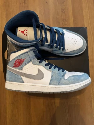 Air Jordan 1 Mid French Blue - Snygga Air Jordan 1 Mid French Blue, bra skick och andvända under kort period, vänstra skorn är i väldigt bra skick men högra har creases framme och lite slitna där back annars är båda skorna väldigt fina. Skorna är Äkta finns verifikation att dom är köpta från GOAT.com. 