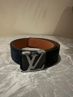 Svart Louis Vuittonbälte  - Svart Louis Vuittonbälte som är 115 cm lång, pris kan diskuteras, skriv över det minsta lilla!