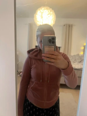 Rosa velour hoodie från Juicy Couture - Säljer en rosa hoodie från Juicy Couture i mjuk velour. Aldrig använd 💕köpt för 1200kr 