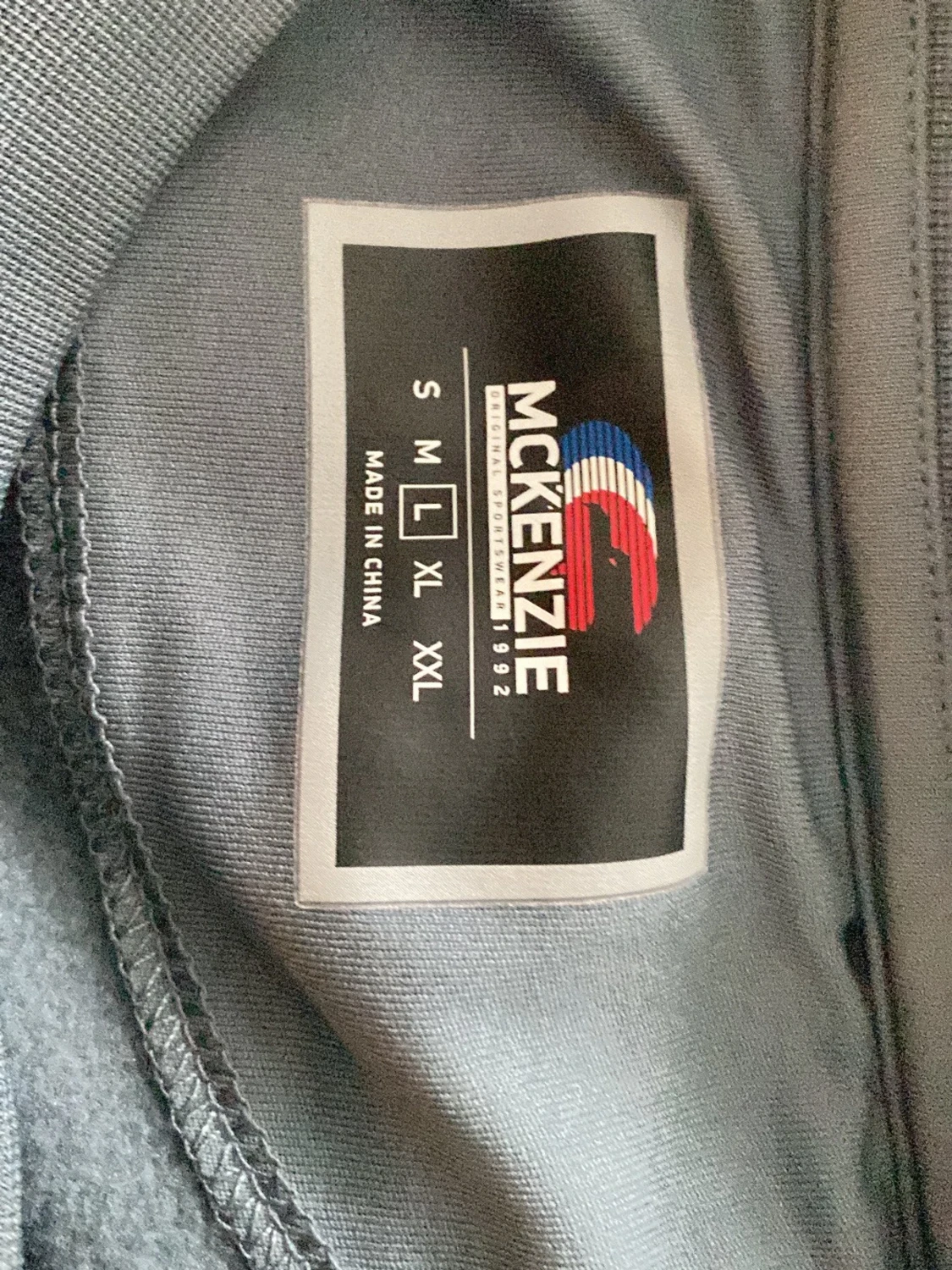 Grå och vit sweatshirt från McKenzie - 1