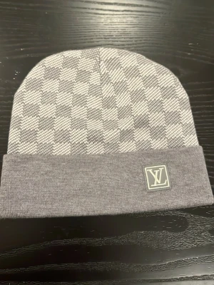 Mössa - Säljer denna stiliga mössan då den inte används. Fick som födelsedag present 2 veckor sen men gillar inte märken. Toppskick utan skador och helt ren.