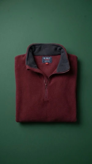 G.Q.C Vinröd fleece. med halv dragkedja, quarter zip. - Mysig vinröd fleece från G.Q.C POLAR med halv dragkedja och hög krage, alltså en quarter zip. Insidan av kragen är mörkgrå för extra kontrast. Perfekt för kalla dagar och enkel att matcha med jeans eller mjukisbyxor. Helt nytt skick, knappt berörd.