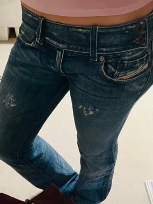 Lågmidjade diesel jeans - Jättefina lågmidjade bootcut jeans som tyvärr inte passar mig😊inte mina bilder! Midjemått: 41. Innerbenslängd: 81. Hon i bilden är 163❤️