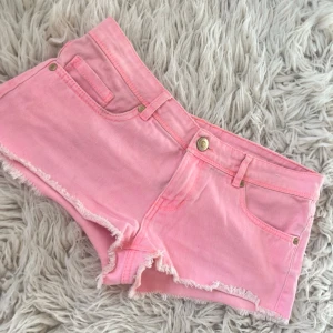 M11 Korall rosa lowrise lågmidjade jeansshortsshorts - Se massa flera lågmidjade shorts på min profil!!Världens snyggaste korall rosa shorts som man ser såååå brun ut i!! Midja ca 41 cm rakt över💞