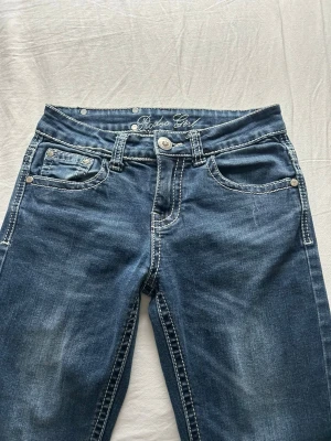 Jeans - Ett par jättecoola blå jeans med snygga detaljer. Säljer då de tyvärr inte passade mig💕💕 