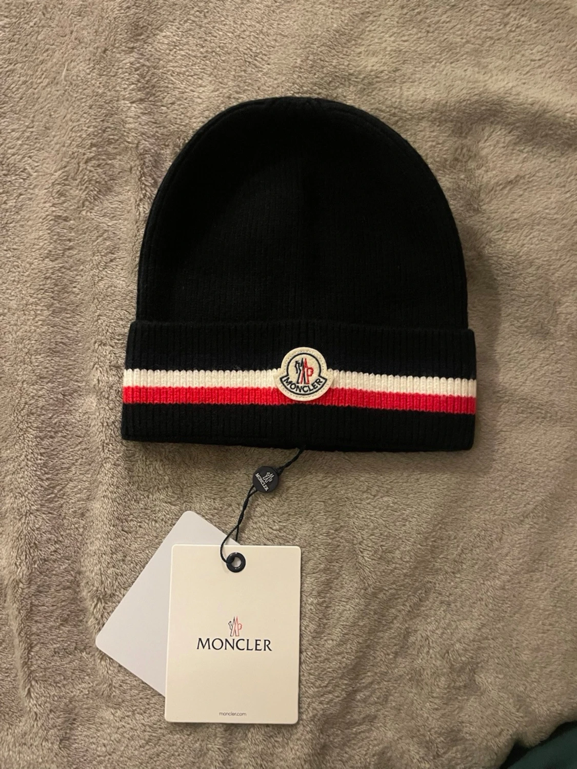 Svart Moncler mössa med röd/vit rand - 1