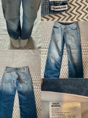 Blå raka jeans från Cheap Monday - Säljer ett par blå jeans från Cheap Monday med rak passform och låg midja. Jeansen har klassisk femficksdesign, slitna detaljer och är tillverkade i bomull. Perfekta för en avslappnad och trendig look.