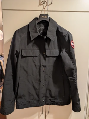 Canada Goose vår/höstjacka - Använd ett antal gånger men välvårdad och i bra skick.