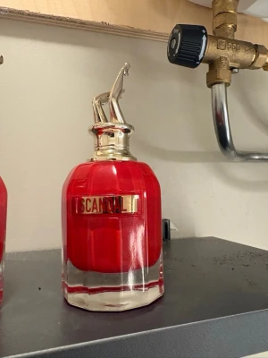 Scandal parfym från Jean Paul Gaultier ❤️ - Säljer en Scandal parfym från Jean Paul Gaultier. Flaskan är röd med en guldig etikett och har en unik kork formad som ett par ben i guld. Flaskan är tillverkad i glas och har en lyxig och iögonfallande design. 90% kvar