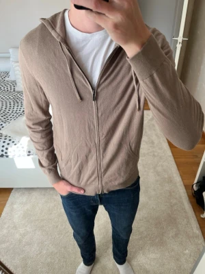 Beige cashmere zip-hoodie från Massimo Dutti - Säljer en sjukt snygg beige/brun cashmere hoodie från Massimo Dutti i storleken L. Tröjan är som ny och är redo för en ny ägare! ✌🏼 ——————————————————————————                                                                      📐| Storlek: L                                                           👖| Märke: Massimo Dutti                                      🔎 | Skick: Väldigt bra                                             ✍🏻 | Skriv om du har några frågor
