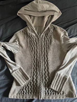 Cool zipup hoodie  - Köpt secondhand. Där tyget inte är stickat så är det genomskinligt. 