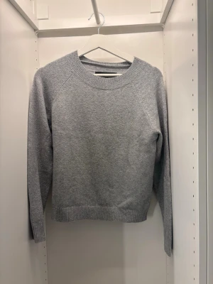 Vero Moda stickad  - Grå stickad från vero Moda, aldrig använd, som ny skick 