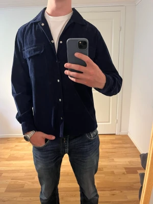 Mörkblå These Glory Days Overshirt  - Säljer denna sjukt snygga Overshirten från These Glory Days⭐️ Färgen är mörkblå och storleken är M✅ Den har inga defekter och skicket är utomordentligt🙌🤝 Sjukt najs passform och passar perfekt till hösten☀️🙌 Tveka inte på att höra av er dig vid minsta fråga eller fundering😊