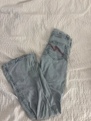 Nelly Bootcut jeans  - Säljer mina Bootcut jeans från Nelly i storlek 34, endast använda några gånger och är som nyskick. Priset går att diskutera vid snabb affär. 