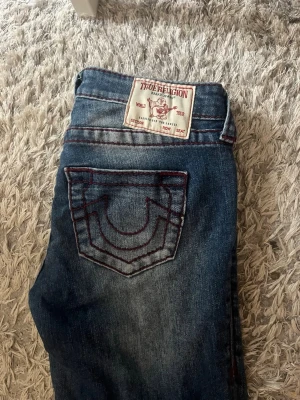 True religion jeans - Storlek 25 men passar även 26 o 27 eftersom de är större i storleken! Skriv för mer info! De har inga synliga defekter❣️ gott skick.