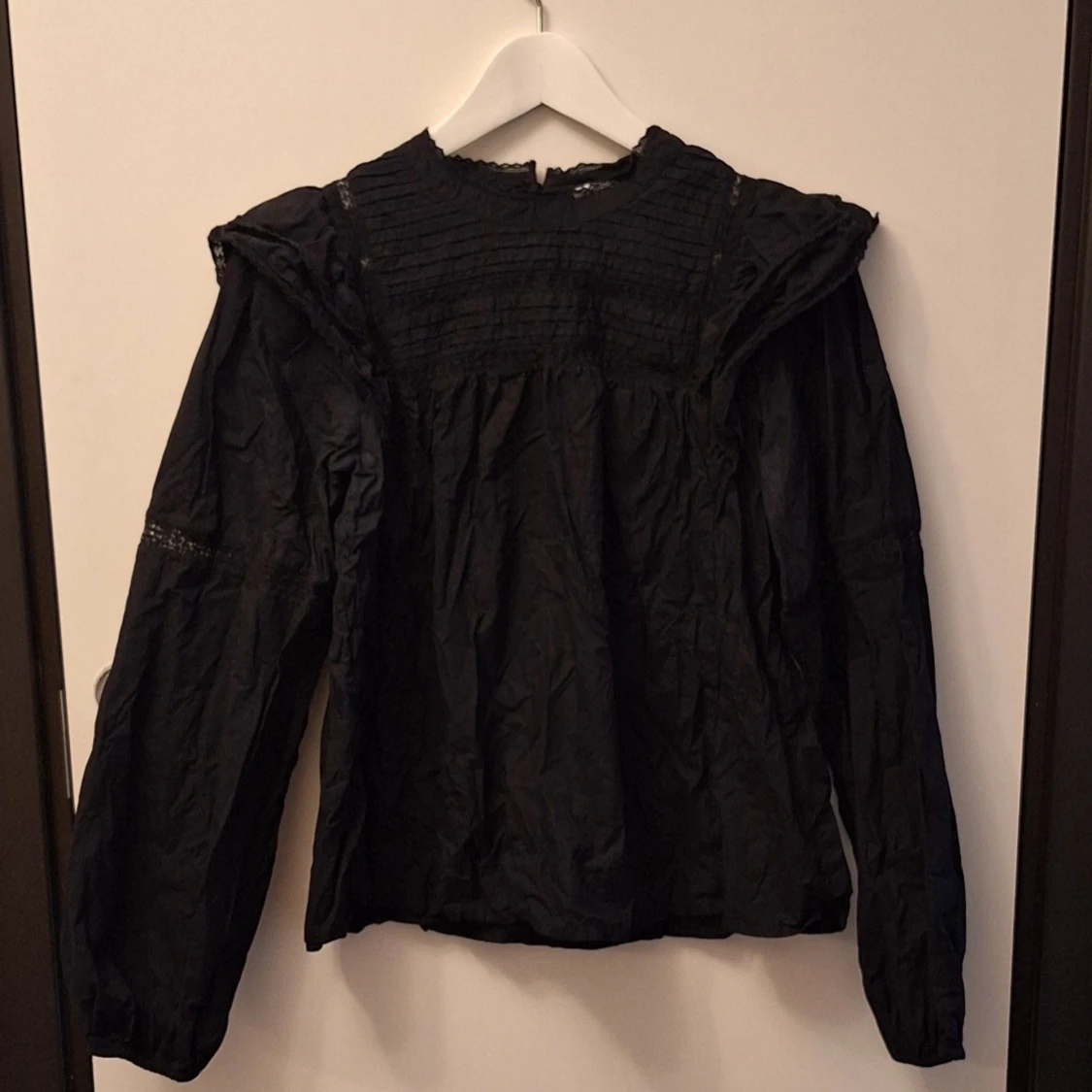 Svart blus med spets från Vintage Stories