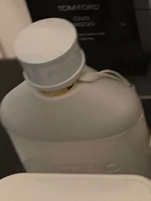 Nitro white  - Stilren parfymflaska från i matt vit färg med gulddetaljer vid halsen. Flaskan har en elegant, rundad form och är tillverkad i glas med en vit plastkork. Perfekt för dig som gillar exklusiva dofter och snygg design.