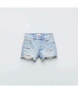 Jeansshorts - Snygga jeansshorts från Zara, de är ganska slitna ner till men annars fina💞💞