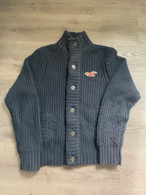 Mörkblå stickad kofta Hollister - Säljer denna Hollister cardigan i storlek M. Mycket  bra skick  Skriv vid frågor