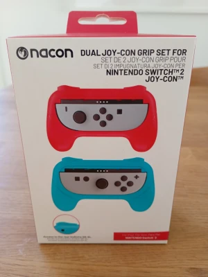 Joy-Con Grip Nintendo Switch 2 - Säljer två helt nya oöppnade Joy-Con Grip till Nintendo Switch 2 som aldrig kom till användning. Kvitto kan fås på mejl.  Nypris: 200 SEK Mitt pris: 99 SEK  Skriv vid frågor och se gärna mina andra annonser! Skapar gärna deals och paketpriser för just dina behov!   Skickas snabbt och spårbart med alla möjliga fraktsätt