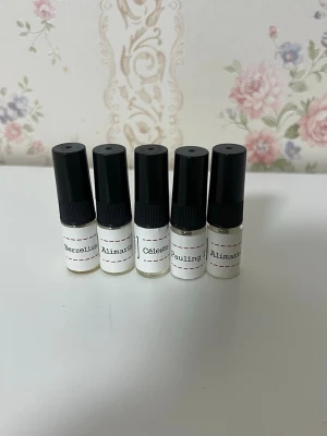 One bold chemist samples - Säljer dessa 5 samples ifrån one bold chemist. Ta nu mitt tips och köp dessa innan du köper de stora 50ml och speciellt 3 av de. Gör inte samma misstag som jag och blind buya utan att ha luktat innan. Har bränt mycket pengar på det. Parfymerna är följande: almarin 15.0 inspirerad av LV afternon swim.Berzelius 10.0 inspirerad av by the fireplace. Pauling 19.0 inspirerad av LV pacific chill. Celeste 138.0 inspirerad av PDM sedley. Alla samples rymmer 2ml och är sammanlagt 10ml. Skickar alla sample