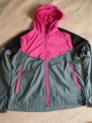 Nike Miller rose - Nike Miller rosa endast för 349kr den är bra kondition och är perfekt för sommaren. Varför jag säljer den billig är att den passar inte mig löngre och vill få bort det. Prisen kan diskuteras