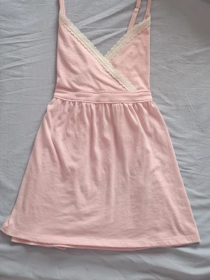 rosa babydoll topp från hollister - söt babydoll topp med spets från hollister 💕 linnet har knytning i bak och är i storlek M men passar mig som har storlek S 💕 defekt: lite nopprig längst ner på ryggen.