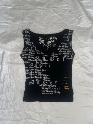 Tank Y2K - print letters - Denna vara kommer att auktioneras ut på på Humana x Plick Live den 25 juni klockan 19:30. (Obs. Liten lös tråd)