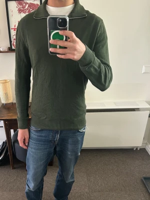 Jack & Jones quarterzip - Säljer denna tröja då den inte kommit till använding. Väldigt snygg färg och sitter fint. Tröjan är i storlek s.
