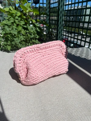 Rosa virkad clutch💕 - Super söt handvirkad clutch, måtten på öppningen är 11cm / 21cm💕