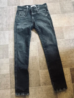 Replay Anbass - Riktigt sköna replay jeans med feta slitningar och fades, storlek W29 L32 passa på och köp till bra pris