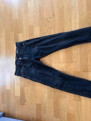 Mörkblå jeans från Replay Anbass - Snygga svarta  jeans från Replay med klassisk femficksmodell och raka ben. Jeansen är anbass och klockrena till en bra still i vardagen men ochså fin kväll 