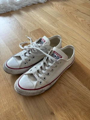Vita Converse All Star låga  - Klassiska vita Converse All Star med lågt skaft.