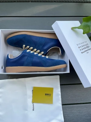 Blå maison margiela skor  - Säljs då den inte passade mig, för dig med grisch/old money stil fraktar direkt!