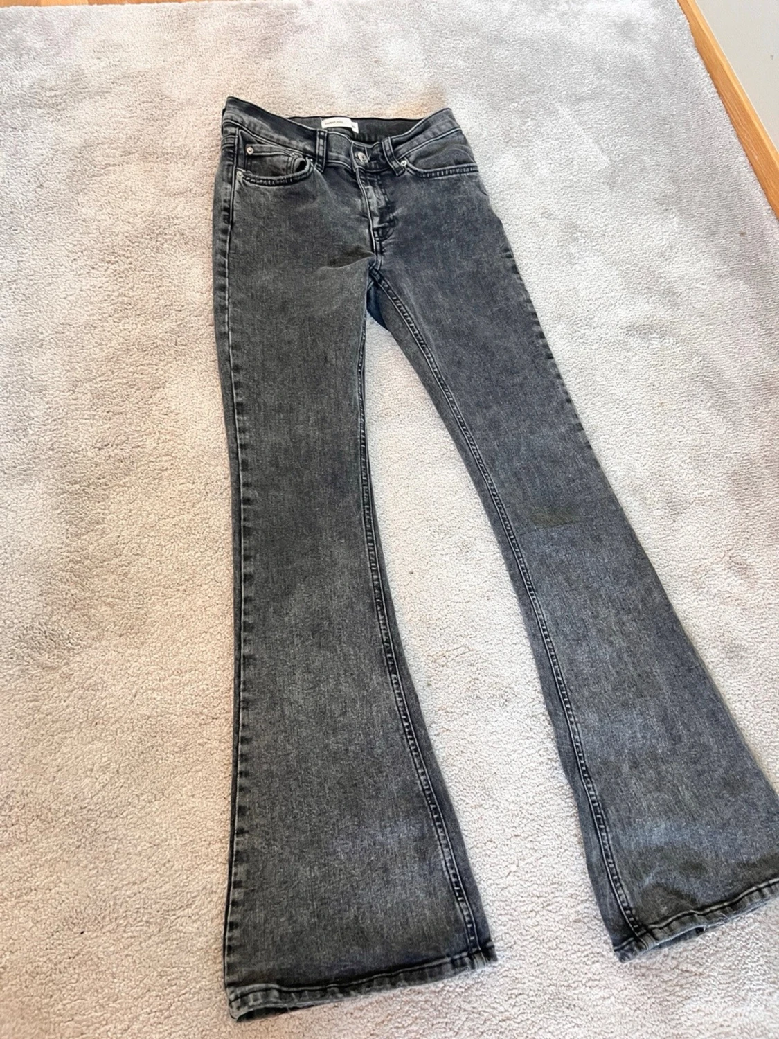Svarta bootcut jeans med tvättad look - 3